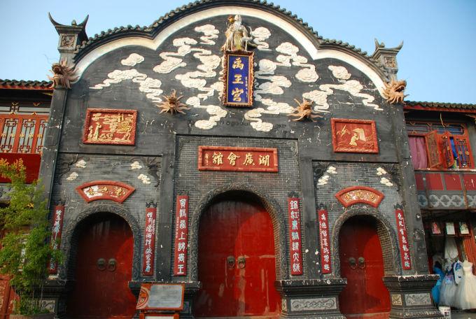心动日常女生头上有个想你了，是系统发的吗？